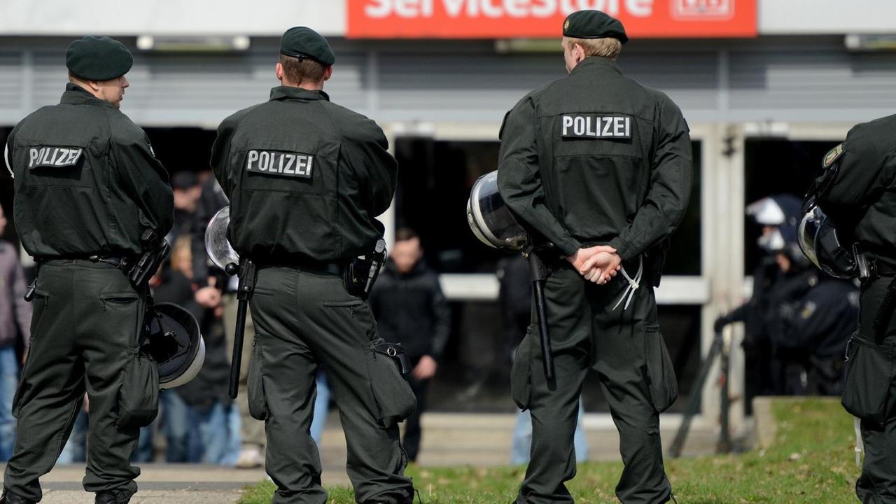 Polizisten beobachten Teilnehmer einer Demonstration von Anhängern der rechtsextremen Szene, die am 28.03.2015 in Dortmund (Nordrhein-Westfalen) ankommen. Polizisten beobachten Teilnehmer einer Demonstration von Anhängern der rechtsextremen Szene, die am 28.03.2015 in Dortmund (Nordrhein-Westfalen) ankommen.