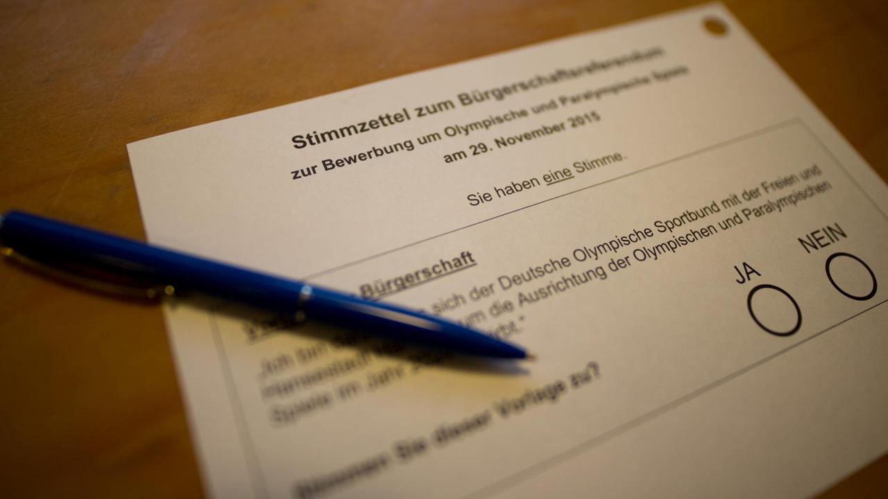 Ein Stimmzettel liegt am 29.11.2015 in Hamburg in einem Wahllokal. Die Hamburger stimmen in einem Referendum über die deutsche Olympia-Bewerbung ab.