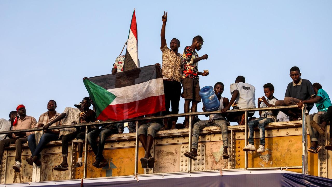 Demontranten an Militärzentrale in der sudanesischen Hauptstadt Khartoum
