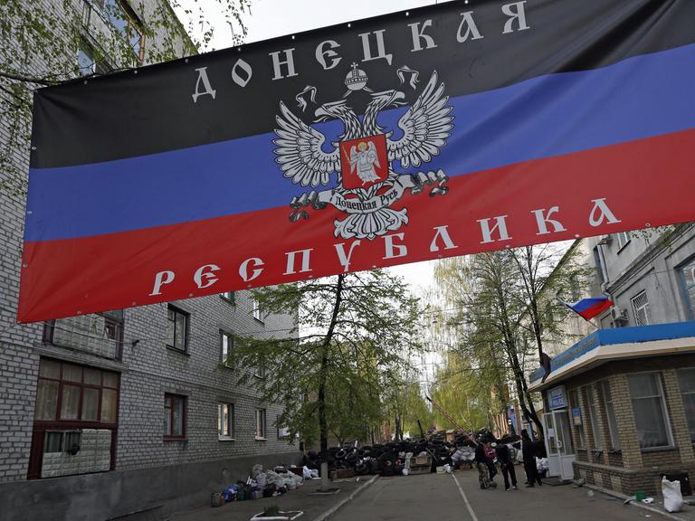 Die Flagge der selbsterklärten "Volksrepublik Donezk" in einer Straße der Stadt