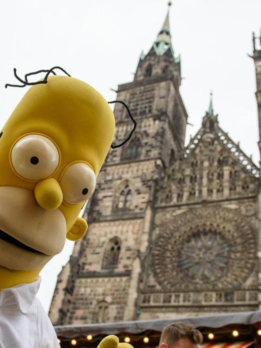 Das Maskottchen Homer Simpson steht im Rahmen der Spielwarenmesse in Nürnberg vor der St. Lorenz Kirche