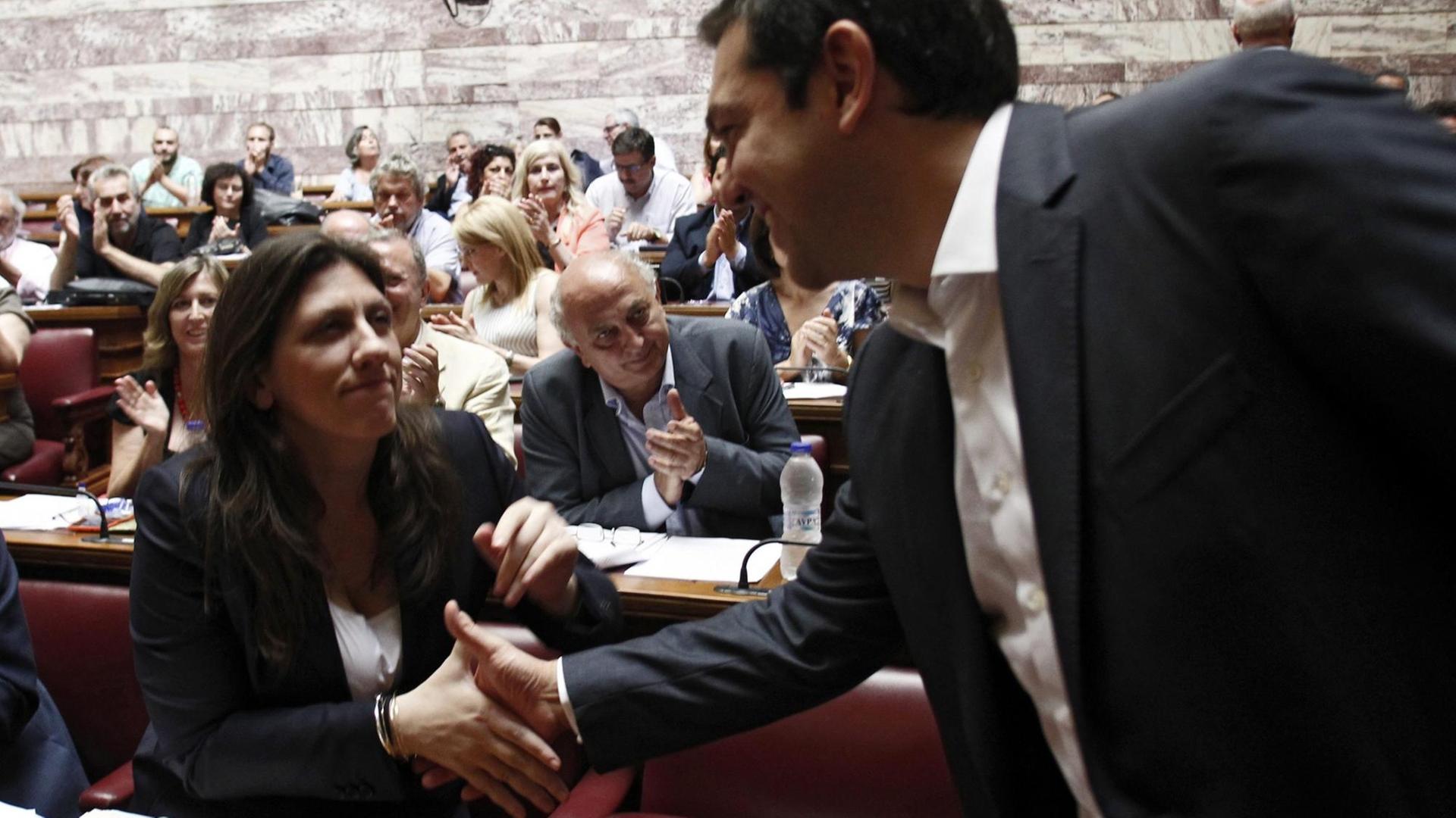 Tsipras und Konstantopoulou reichen sich lächelnd die Hände.