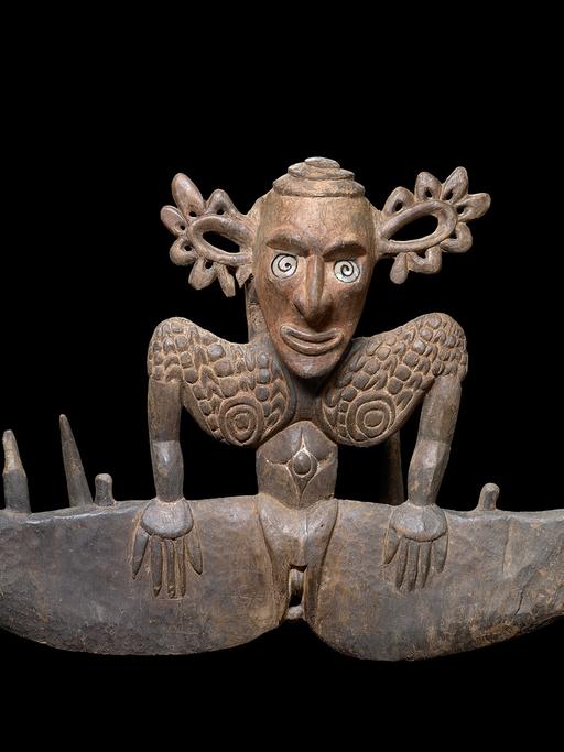 Weiblicher Figurenhaken, Iatmul-Sprachgruppe, Dorf Yentschemangua; Sammlung Kaiserin-Augusta-Fluss-Expedition 1912-13, Holz, Perlmuttschale, Fasern