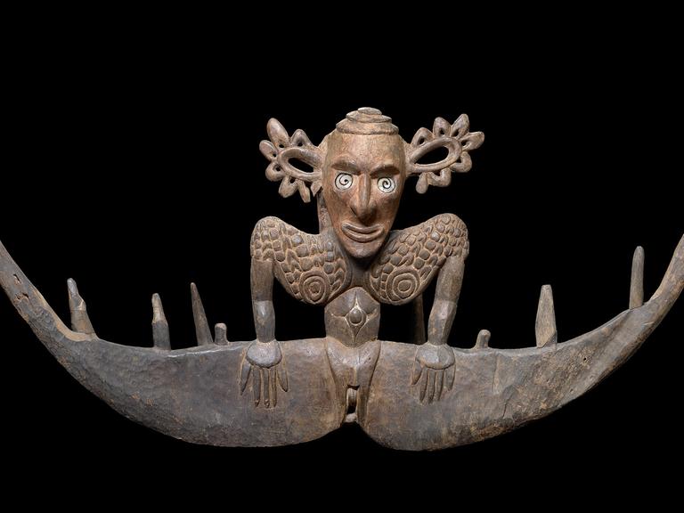 Weiblicher Figurenhaken, Iatmul-Sprachgruppe, Dorf Yentschemangua; Sammlung Kaiserin-Augusta-Fluss-Expedition 1912-13, Holz, Perlmuttschale, Fasern