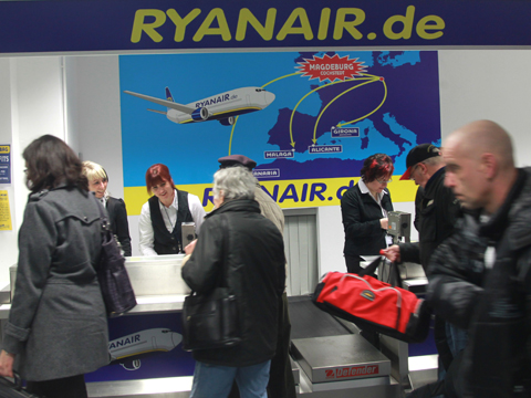 Fluggäste vor einem Ryanair-Terminal