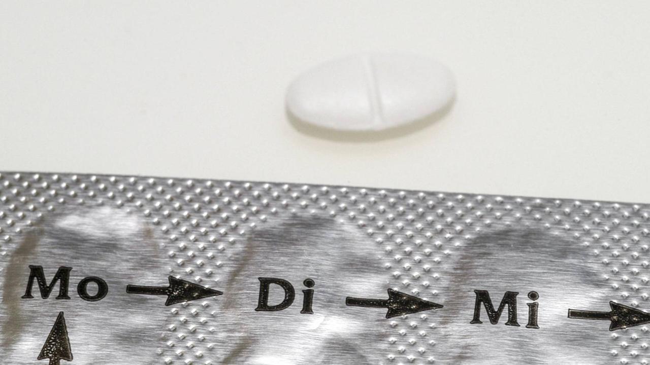 Packung einer Antibabypille mit der Aufschgrift Mo, Di, Mi
