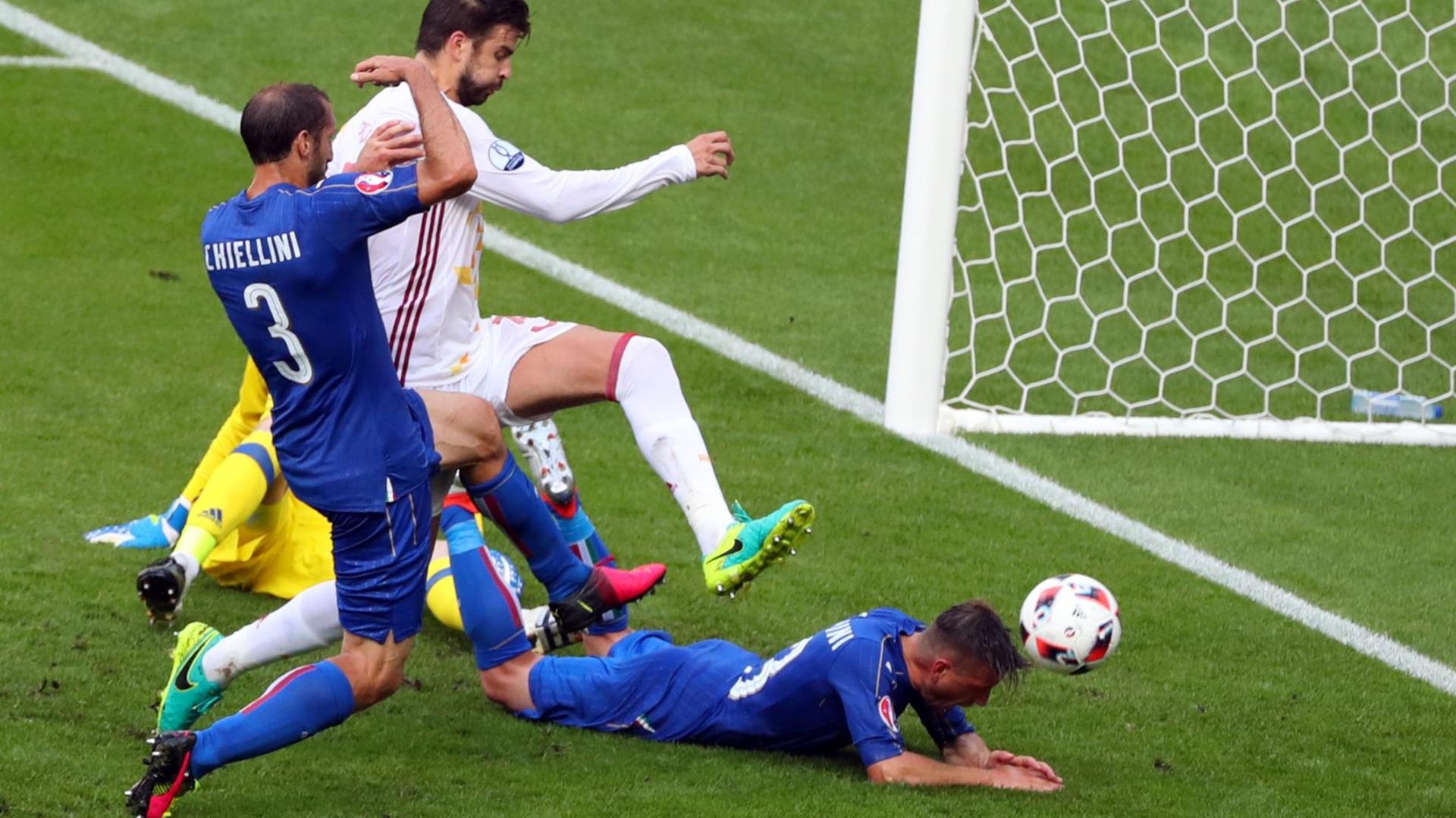 Giorgio Chiellini schießt das 1:0-Führungstor für die italienische Nationalmannschaft bei der EM in Frankreich.