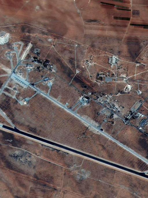 Die Satellitenaufnahme vom 07.10.2016 zeigt das al-Shayrat Flugfeld in Syrien. Die USA haben den Flughafen der syrischen Armee angegriffen. Mehrere Dutzend Raketen des Typs Tomahawk sind abgeschossen worden.
