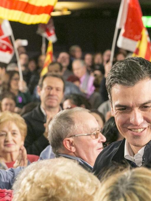 Der Kandidat der spanischen Sozialisten bei der Parlamentswahl, Pedro Sanchez, während einer Wahlkampf-Veranstaltung im spanischen Zaragoza.