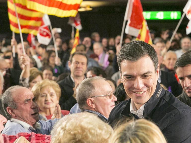 Der Kandidat der spanischen Sozialisten bei der Parlamentswahl, Pedro Sanchez, während einer Wahlkampf-Veranstaltung im spanischen Zaragoza.