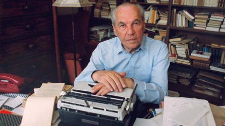 Der Literaturwissenschaftler und ehemalige Präsident des tschechoslowakischen Schriftstellerverbandes, Professor Eduard Goldstücker, aufgenommen im Mai 1993 in Prag.
