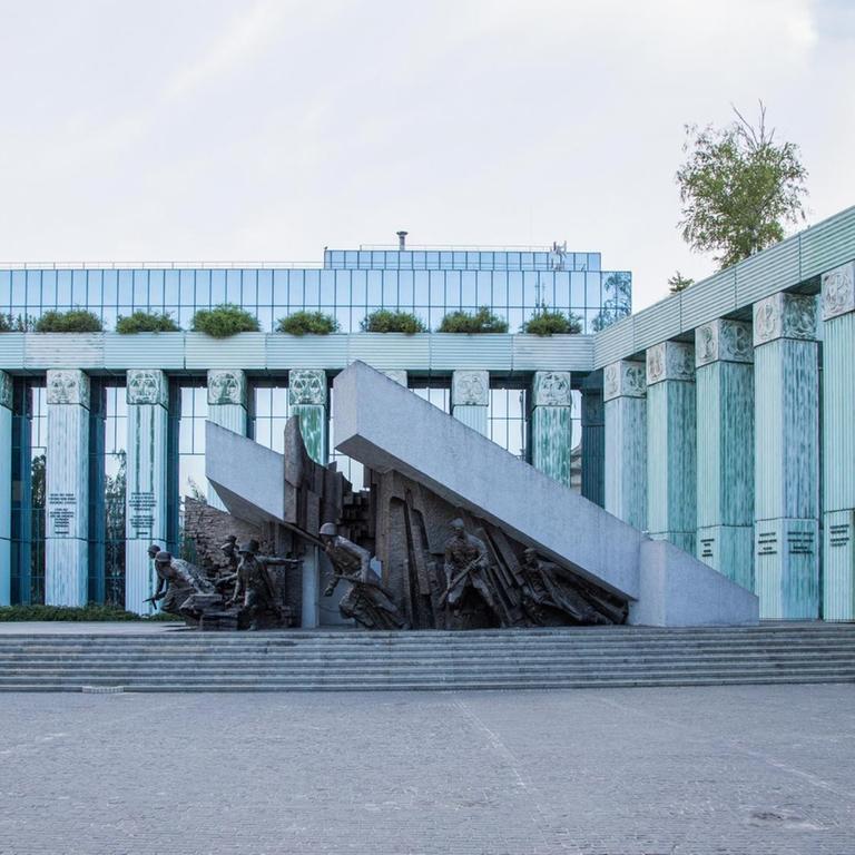 Der Oberste Gerichtshof in Warschau im Vordergrund das Denkmal des Warschauer Aufstandes am Krasiński-Platz