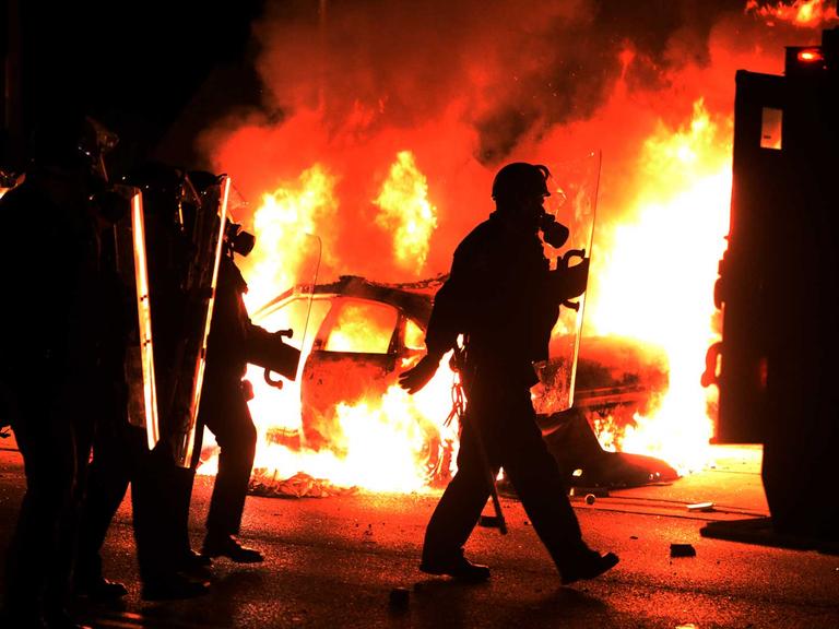 Ein brennendes Polizeiauto in Ferguson/Missouri während Protesten gegen die Entscheidung der Geschworenen, keine Anklage gegen den Polizisten zu erheben, der den schwarzen Jugendlichen Michael Brown erschossen hatte.