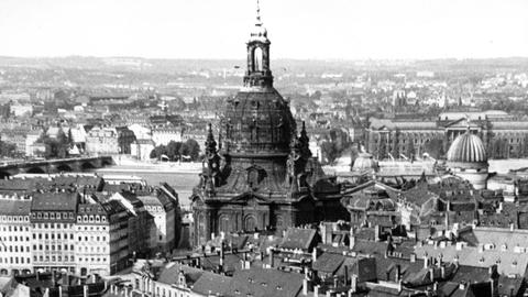 Blick auf den Stadtkern von Dresden mit der gewaltigen Kuppel des Doms, aufgenommen 1933.
