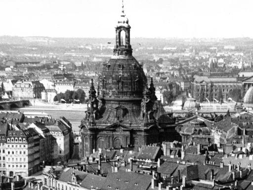 Blick auf den Stadtkern von Dresden mit der gewaltigen Kuppel des Doms, aufgenommen 1933.