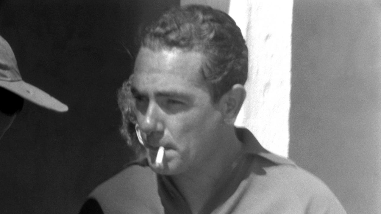 Rennfaher Jean Behra beim Großen Preis am Nürburgring im Jahr 1957 mit Zigarette im Mund 