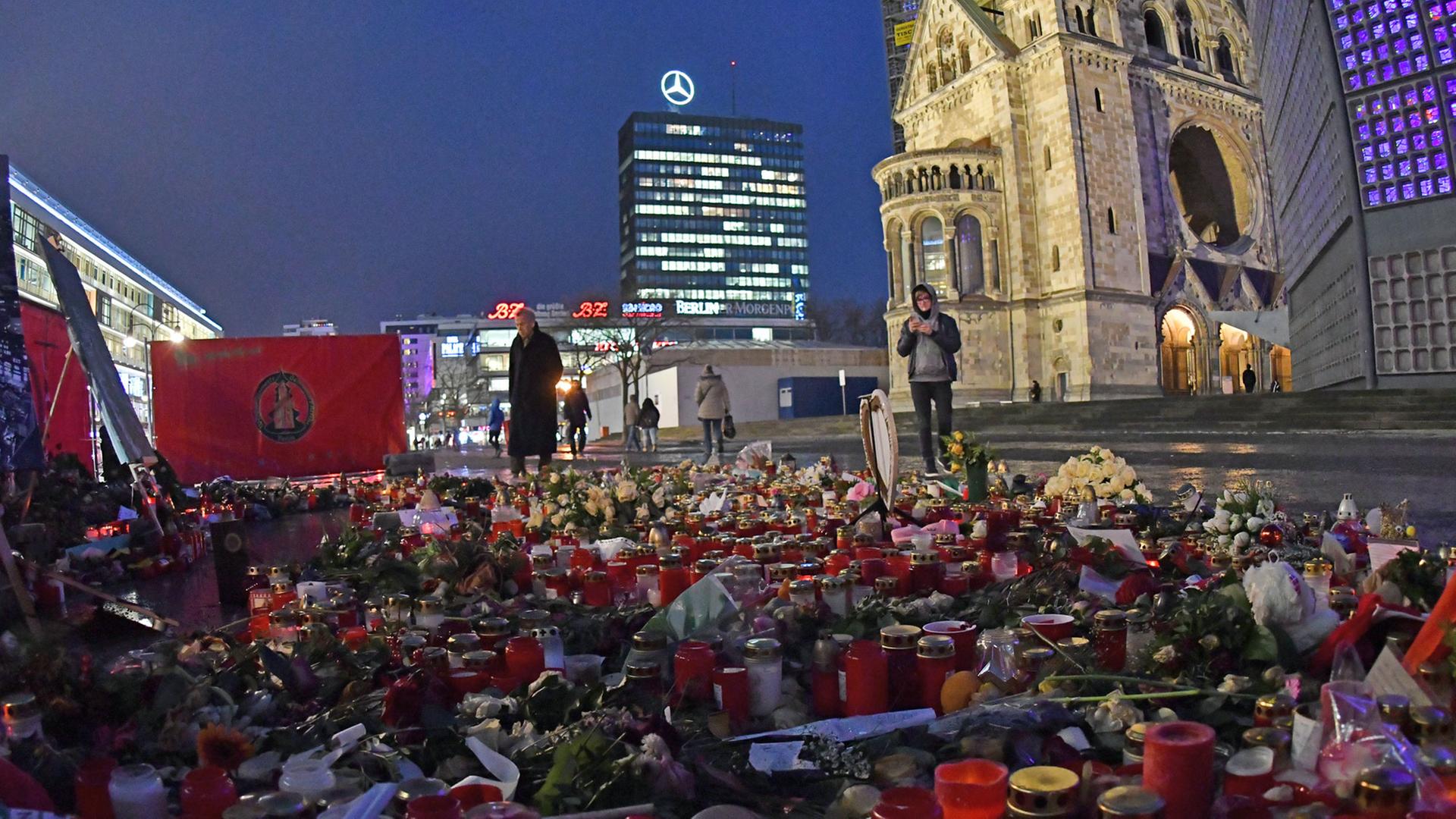 Blumen, Kerzen und kleine Botschaften sind am 12. Januar 2017 in Berlin auf dem Breitscheidplatz zu sehen, wo am 19.Dezember 2016 zwölf Menschen bei einem islamistischen Attentat getötet wurden.