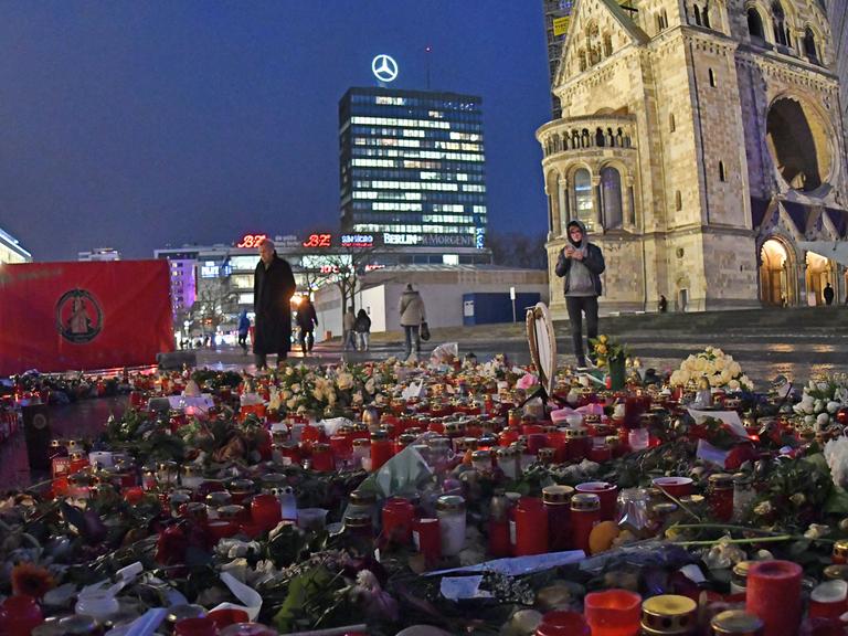 Blumen, Kerzen und kleine Botschaften sind am 12. Januar 2017 in Berlin auf dem Breitscheidplatz zu sehen, wo am 19.Dezember 2016 zwölf Menschen bei einem islamistischen Attentat getötet wurden.