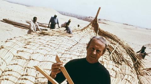 Thor Heyerdahl (vorn) und Arbeiter beim Bau des Papyrus-Bootes in Gizeh in Ägypten 1969. Das Boot wurde nach dem ägyptischen Sonnengott "Ra" benannt. Der norwegische Forscher Heyerdahl und seine sechsköpfige, internationale Mannschaft starteten am 25.05.1969 vom Fischerhafen Safi in Marokko mit ihrem 15 Meter langen und 12 Tonnen (nach anderen Angaben 15 Tonnen) schweren Boot zu ihrer 6400 Kilometer langen Fahrt über den Atlantik gen Westen.