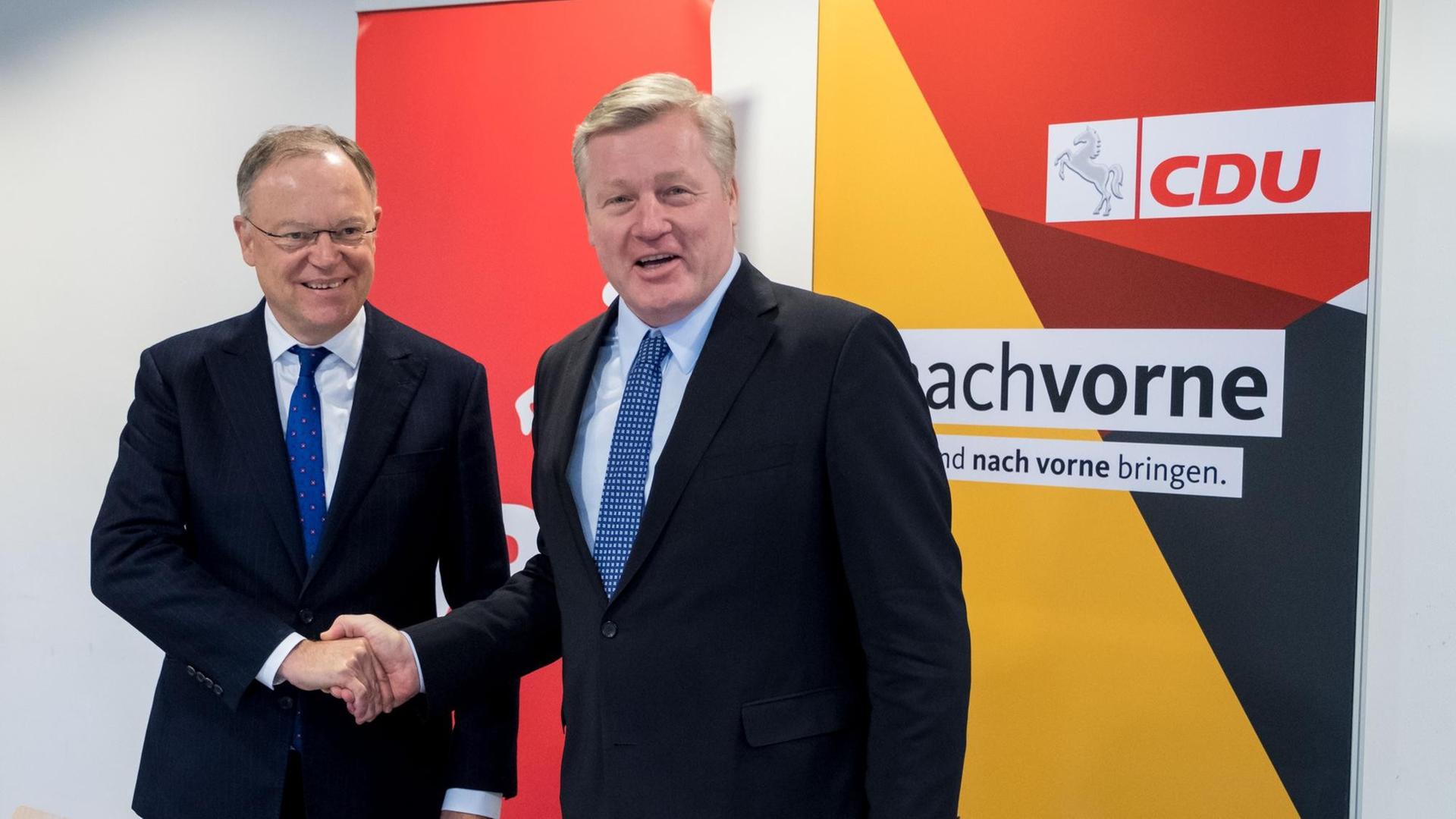 Der Ministerpräsident von Niedersachsen, Stephan Weil und der CDU-Landesvorsitzende, Bernd Althusmann geben sich die Hand am 16.11.2017 nach den Koalitionverhandlungen in Hannover.