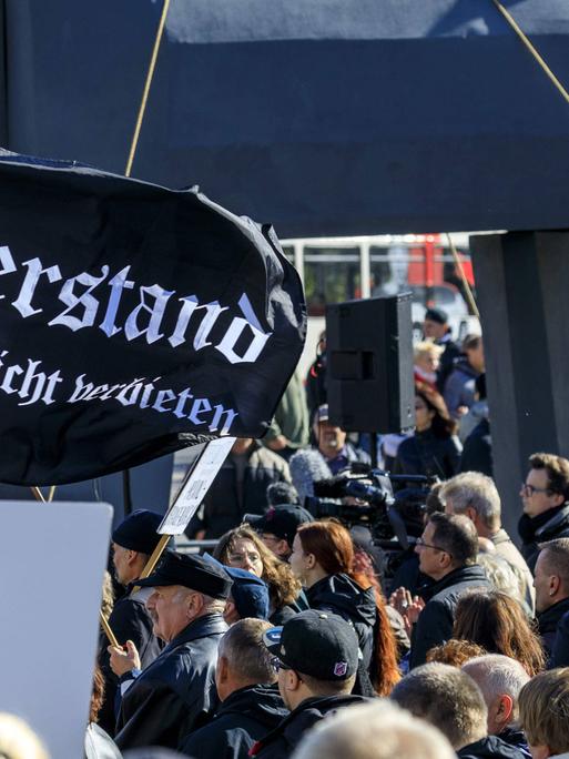 Eine Menschenmenge auf einer Anti-Asyl-Demonstration im Oktober 2018 in Cottbus.