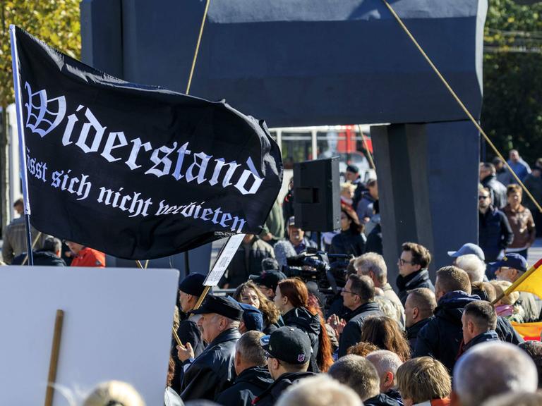 Eine Menschenmenge auf einer Anti-Asyl-Demonstration im Oktober 2018 in Cottbus.