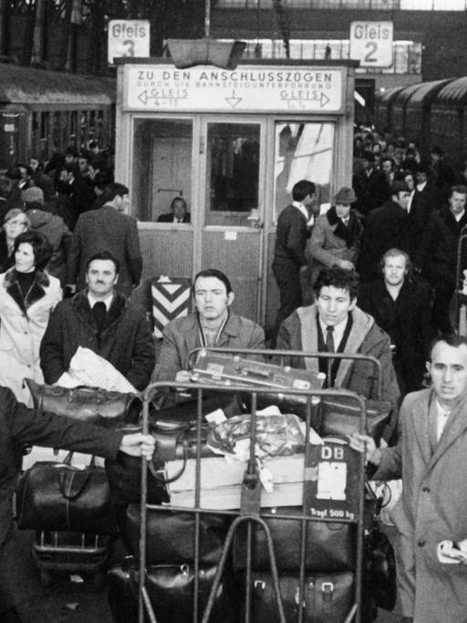 Gastarbeiter aus Jugoslawien auf einem Bahnsteig des Frankfurter Hauptbahnhofs am 15.12.1972.