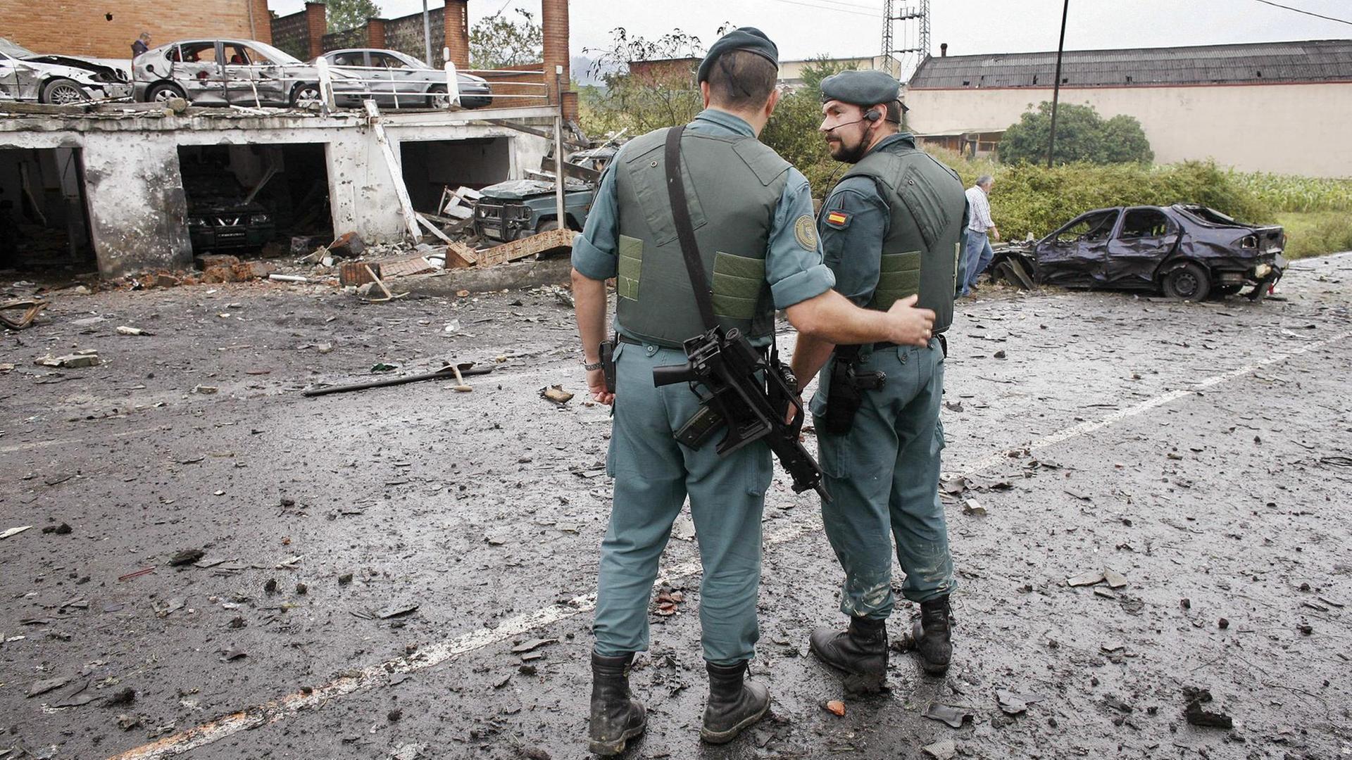 Zwei Angehörige der Guardia Civil am Explosionsort einer Autobombe im baskischen Durango 2007. Der Anschlag auf die spanische Polizeieinheit wurde der ETA zugeschrieben