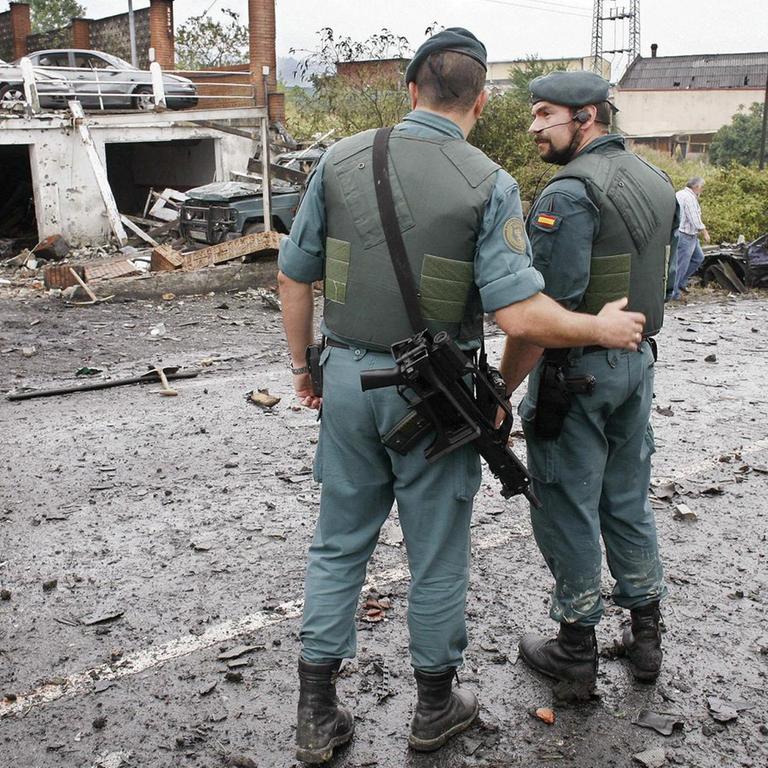 Zwei Angehörige der Guardia Civil am Explosionsort einer Autobombe im baskischen Durango 2007