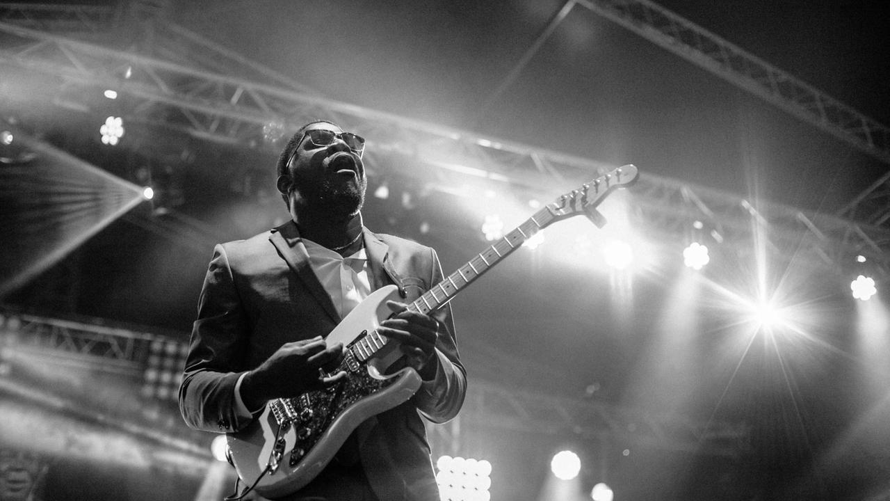 Schwarz-weiß-Aufnahme von Jamell Richardson auf der Bühne des Bluesfestival Schöppingen 2016.