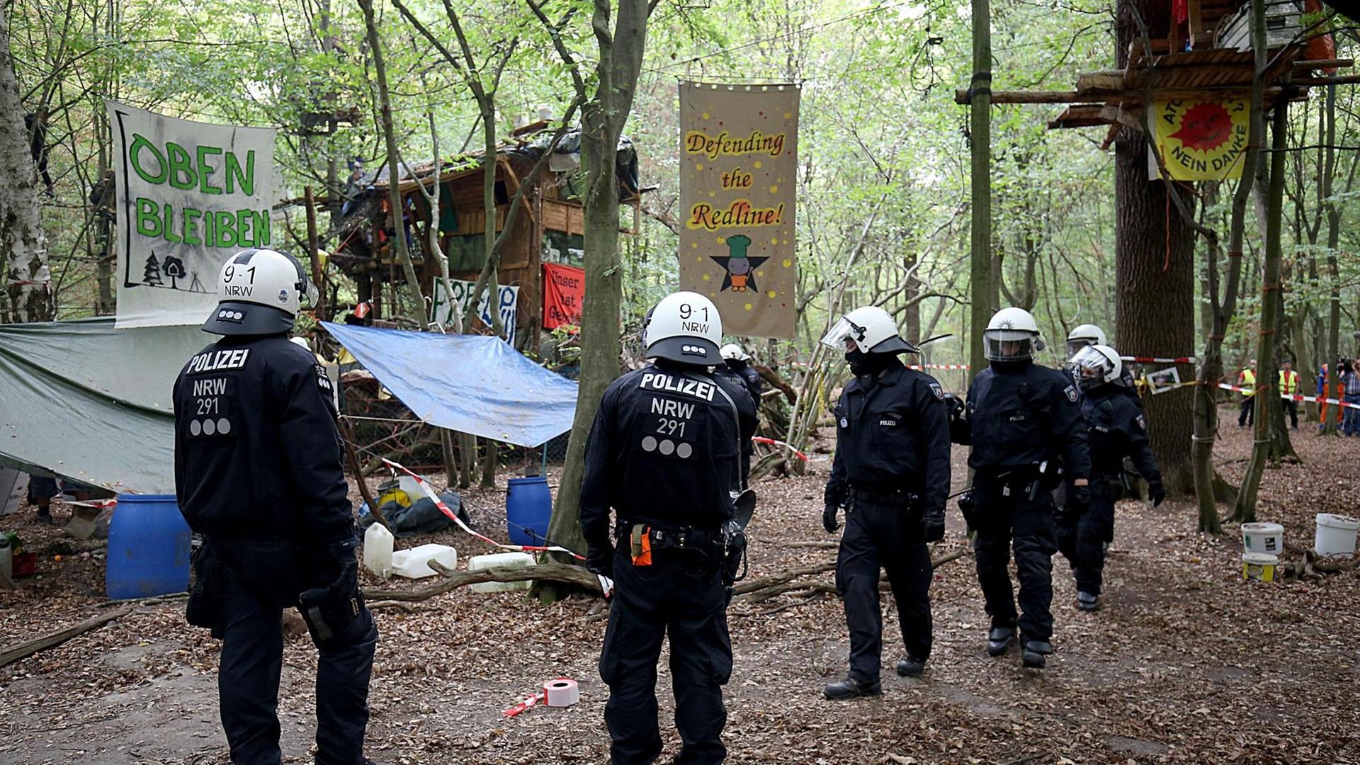 Polizisten im Lager von Aktivisten und Braunkohlegegner im Hambacher Forst