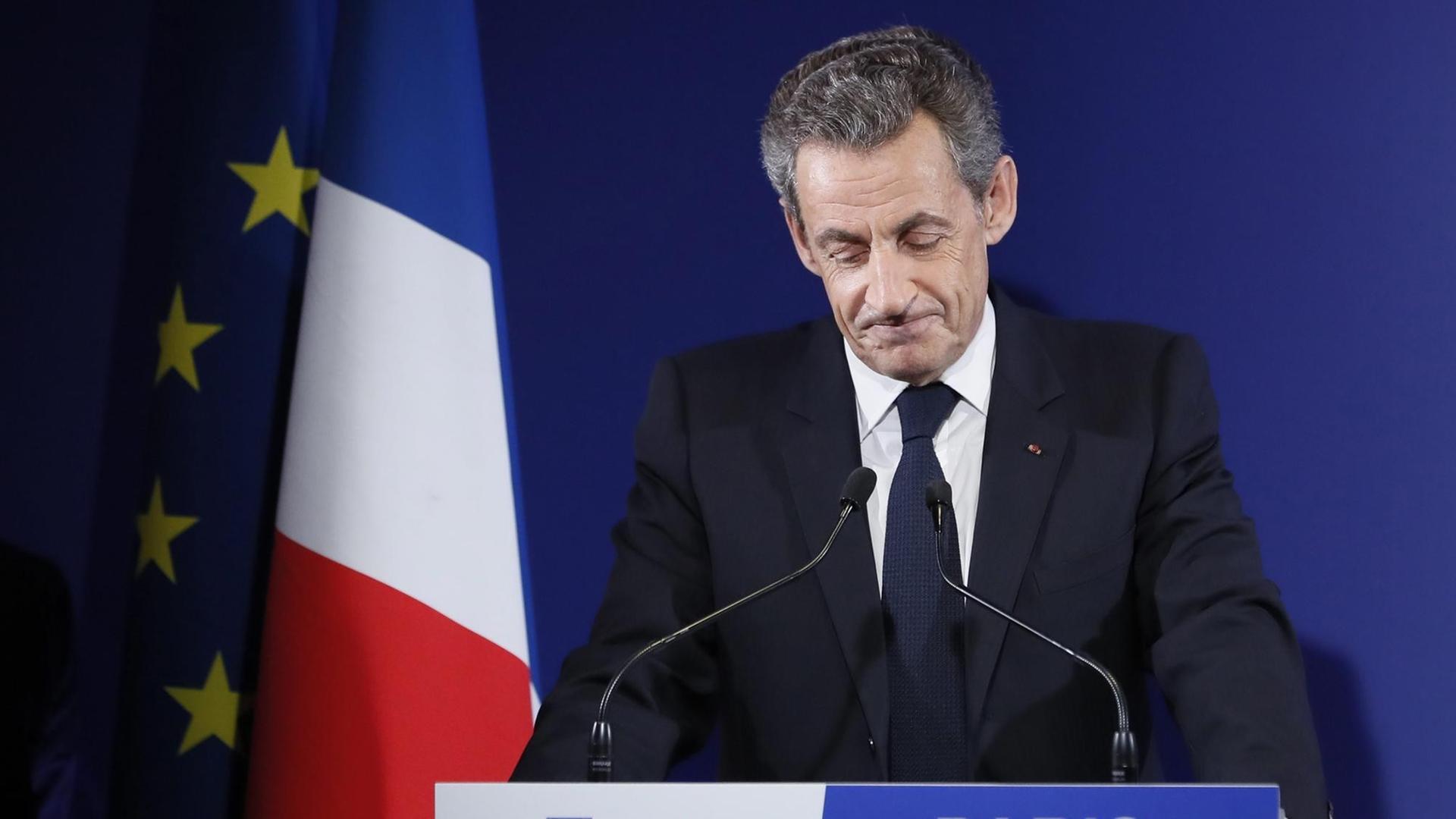 Nicolas Sarkozy bei einer Ansprache, im Hintergrund die franzische Flagge Nicolas Sarkozy bei einer Ansprache, im Hintergrund die franzische Flagge