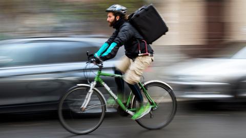 Ein Fahrradfahrer des Lieferdienstes "Deliveroo"