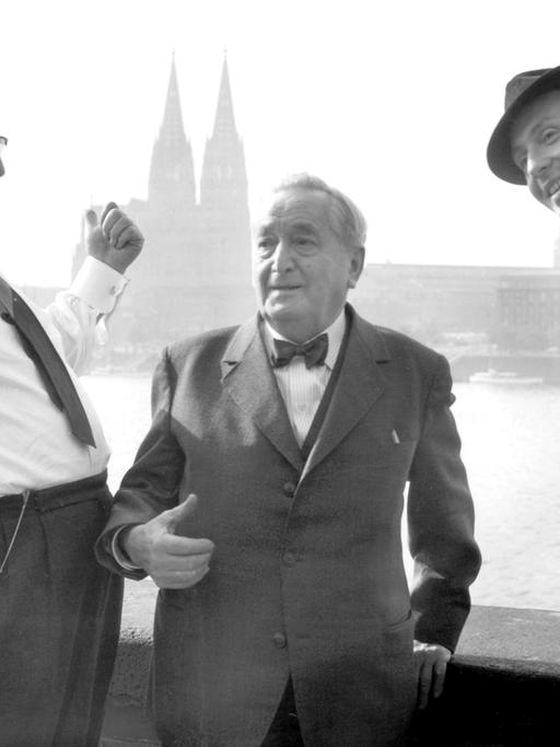 Willy Millowitsch, Hans Moser und Peter Alexander stehen 11.10.1961 vor dem Kölner Dom.