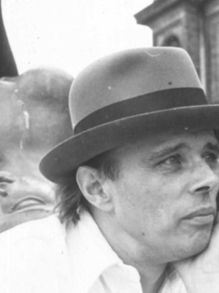Joseph Beuys sitzt vor der Bleiplastik „Der Fluss“ von Aristide Maillol vor der Hamburger Kunsthalle und raucht eine Zigarette