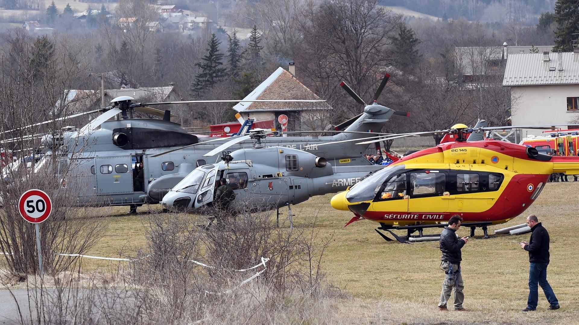 Helikopter der französischen Luftstreitkräfte nahe der Unglücksstelle des Germanwings Airbus 320 am 24.3.2015.