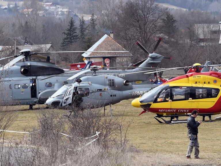 Helikopter der französischen Luftstreitkräfte nahe der Unglücksstelle des Germanwings Airbus 320 am 24.3.2015.