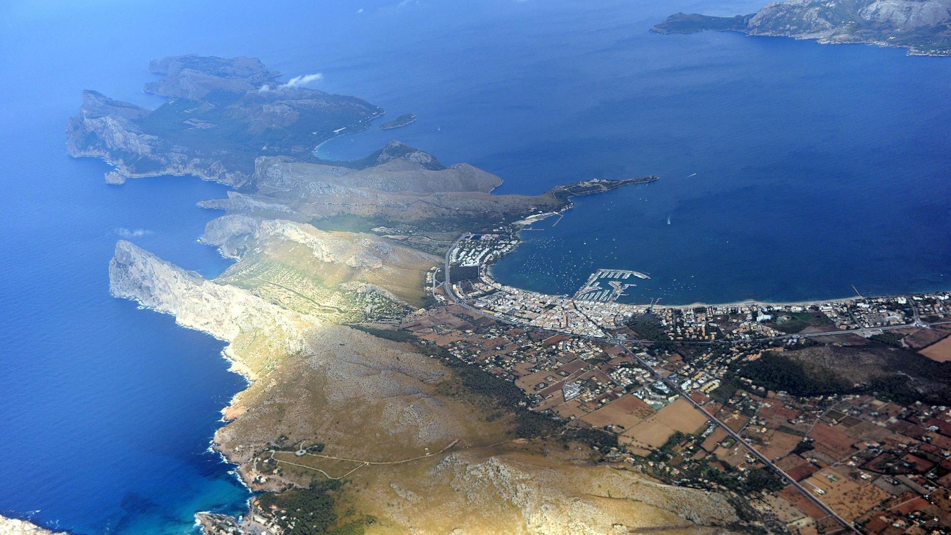 Die Luftaufnahme vom 03.09.2012 zeigt den Ort Port de Pollenca an der Nordspitze der Spanischen Insel Mallorca im Mittelmeer. Unten links ist der Ort Cala de Sant Vicenc zu sehen.