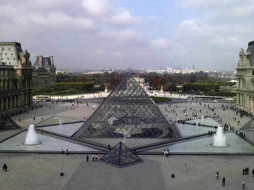 Die Glaspyramide im Eingangsbereich des Louvre in Paris. Sie wurde vom Architekten I.M.Pei entworfen und gehört zu seinen großen Kunstwerken.
