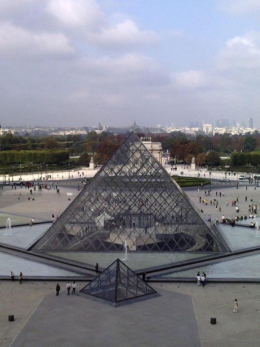Die Glaspyramide im Eingangsbereich des Louvre in Paris. Sie wurde vom Architekten I.M.Pei entworfen und gehört zu seinen großen Kunstwerken.