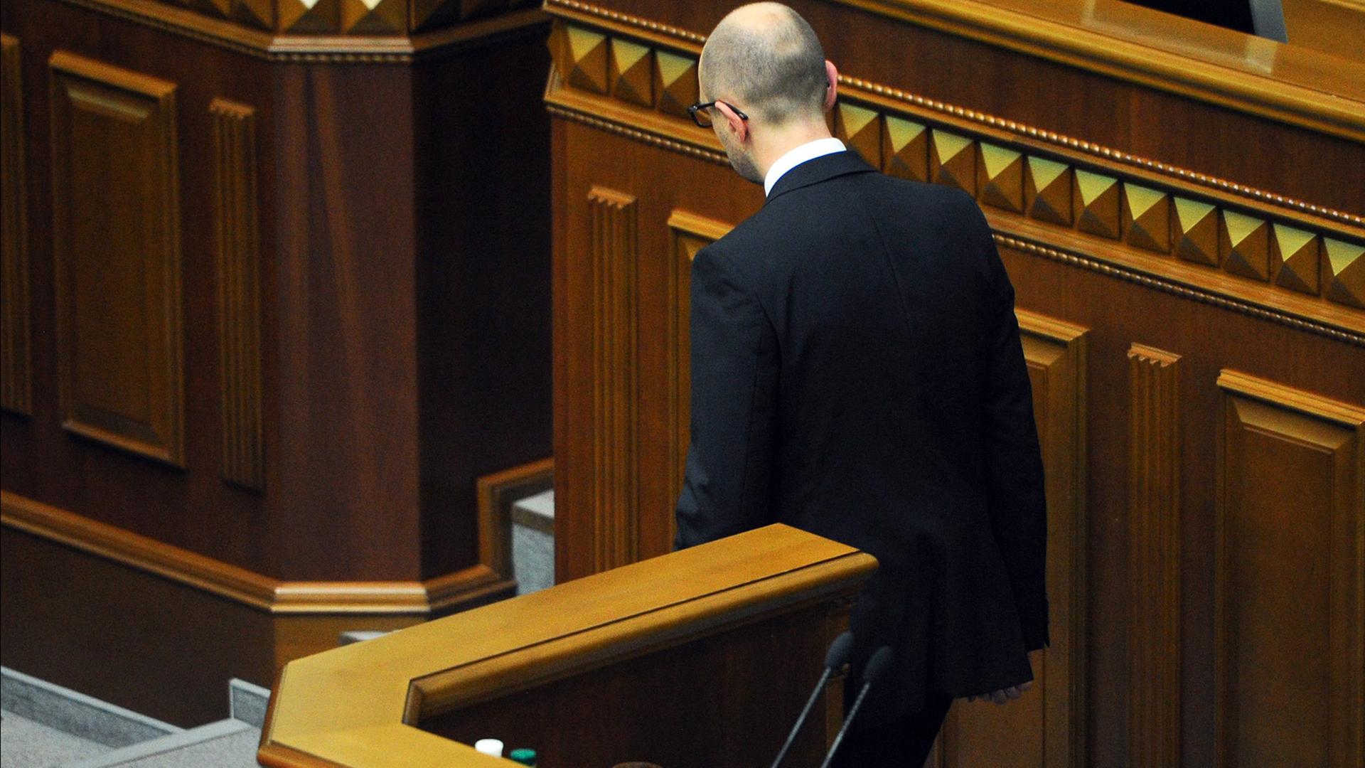 Arseni Jazeniuk verlässt den Plenarsaal der Verchovna Rada.