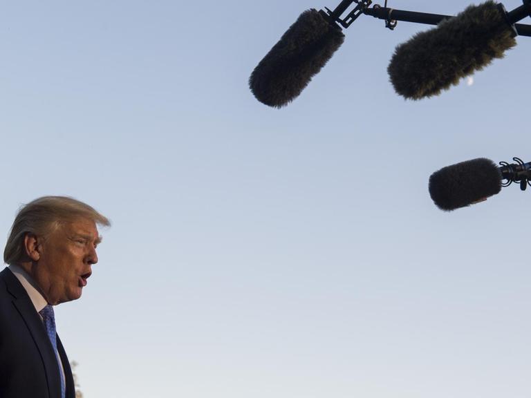 US-Präsident Donald Trump spricht nach der Vorstellung seiner Steuerreform im Weißen Haus zur Presse. US-Präsident Donald Trump spricht nach der Vorstellung seiner Steuerreform im Weißen Haus zur Presse.