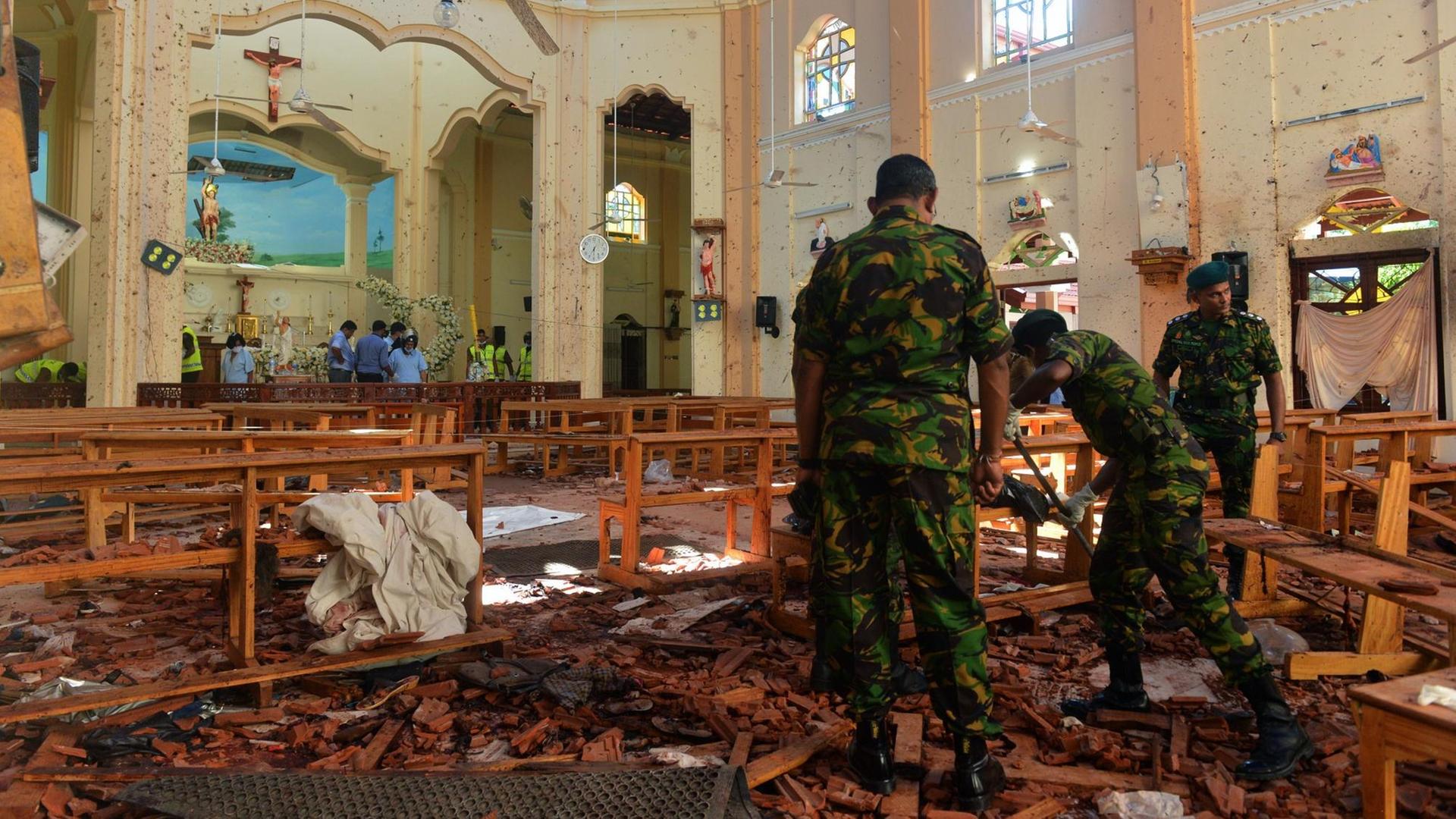 Sicherheitskräfte in Sri Lanka untersuchen die von einem Anschlag getroffene Kirche in Negombo.