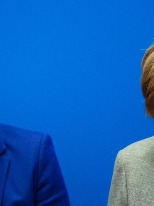Das Foto zeigt Annegret Kramp-Karrenbauer (CDU, l), Bundesvorsitzende der CDU und Verteidigungsministerin, und Bundeskanzlerin Angela Merkel (CDU) während einer Sitzung des Vorstands der CDU im Konrad-Adenauer-Haus.