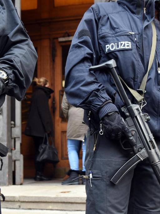 Polizeibeamte sichern in Berlin das Landgericht Moabit.
