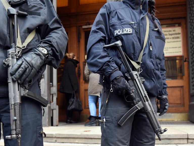 Polizeibeamte sichern in Berlin das Landgericht Moabit.