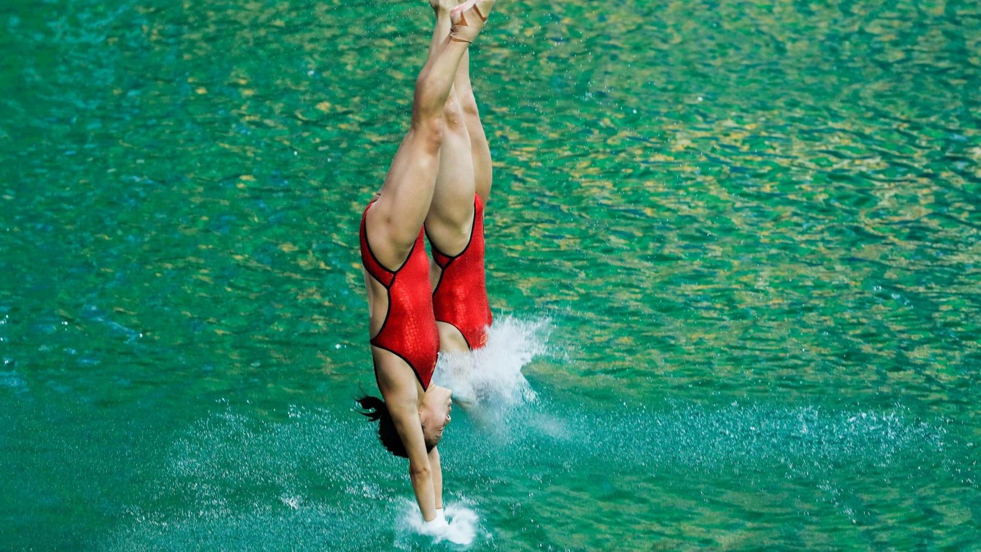 Die chinesischen Synchronspringerinnen Ruolin Chen und Huixia Liu bei den Olympischen Spielen in Rio de Janeiro 2016. Das Wasser des Beckens hatte sich grün gefärbt. Die chinesischen Synchronspringerinnen Ruolin Chen und Huixia Liu bei den Olympischen Spielen in Rio de Janeiro 2016. Das Wasser des Beckens hatte sich grün gefärbt.