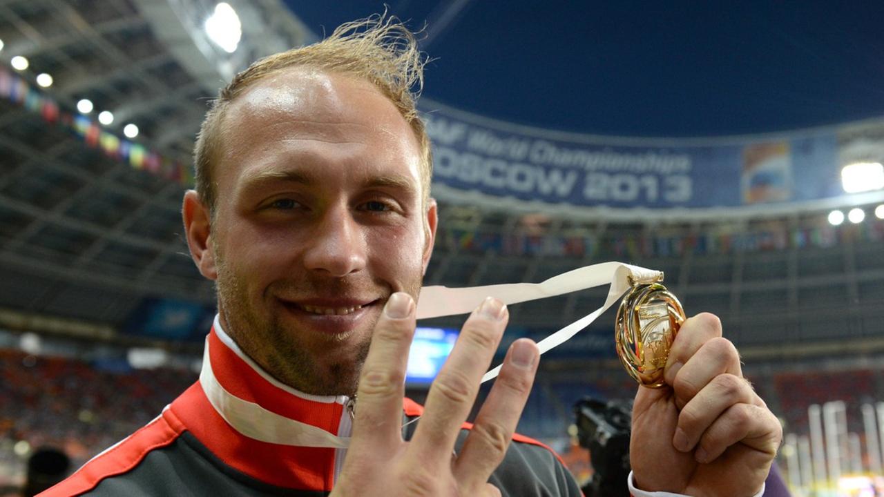 Germany's Robert Harting poses with his gold medal after the medal ceremony of the Men's Discus Throw Event at the 14th IAAF World Championships in Athletics at Luzhniki Stadium in Moscow, Russia, 13 August 2013. Photo: Bernd Thissen/dpa