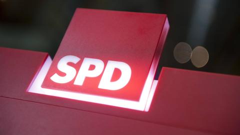 Ein Logo der SPD an einem Rednerpult