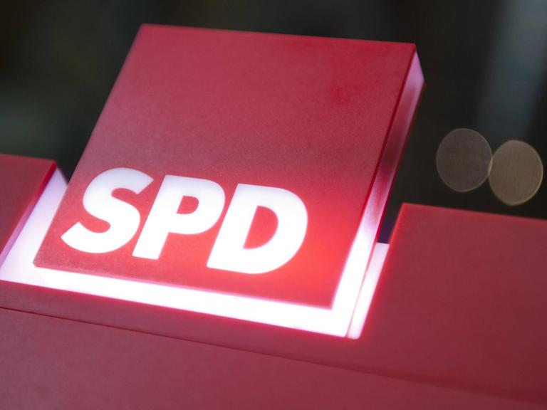 Ein Logo der SPD an einem Rednerpult